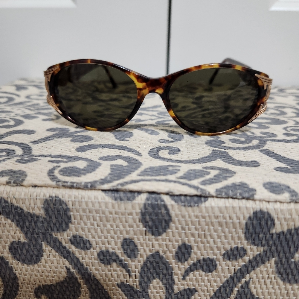 SOLD!!!!!Vintage FENDI Tortoise Sunglasses with Iconic Logo on Temple - Picture 6 of 10